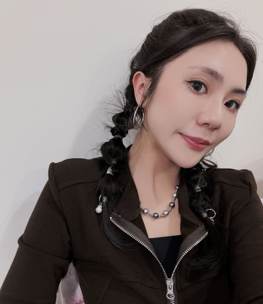 歌手吳雨璇唱歌太投入，表情一用力、眉頭也跟著緊了，肉毒皺眉紋改善做表情的習慣