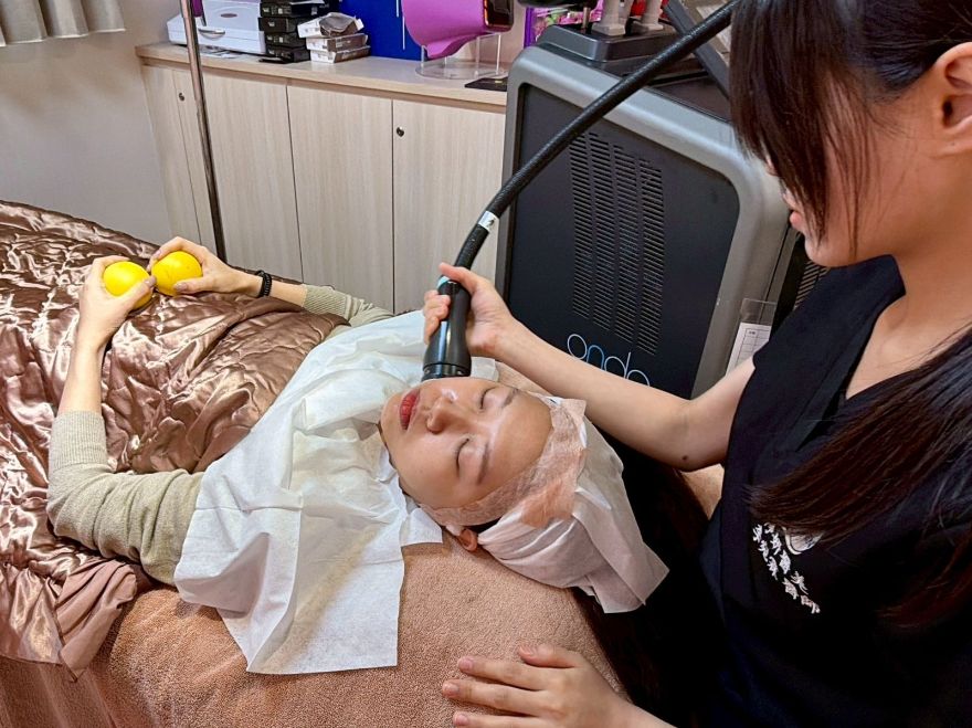 李宛霖醫師實際進行「ONDA PRO 超微波」的時候操作得很細心，也會隨時詢問我的感受，如果某個地方覺得比較熱，醫師就會稍微調整或幫忙冰敷，所以整體過程其實滿舒適的。