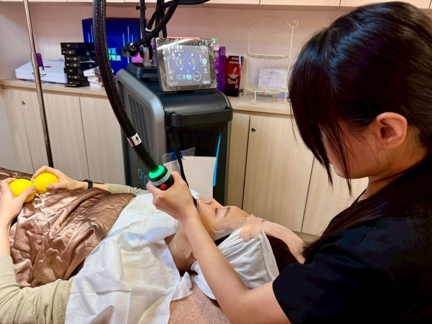 李宛霖醫師實際進行「ONDA PRO 超微波」的時候操作得很細心，也會隨時詢問我的感受，如果某個地方覺得比較熱，醫師就會稍微調整或幫忙冰敷，所以整體過程其實滿舒適的。