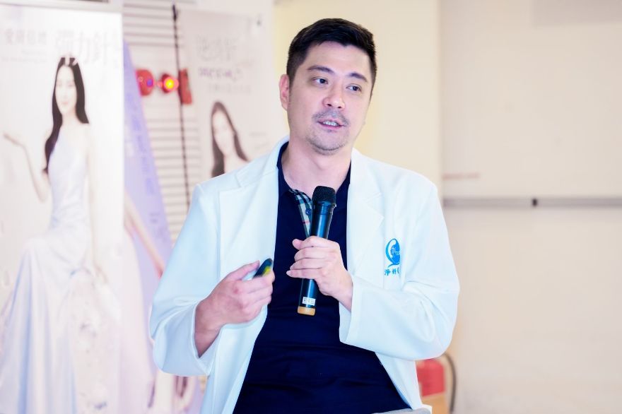 鄔汝麟針對逆時針進行案例分享，透過案例效果的呈現，醫師依據經驗相互交流與切磋。