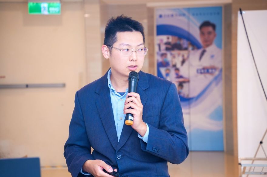 黃翔醫師針對玻尿酸進行案例分享，透過案例效果的呈現，醫師依據經驗相互交流與切磋。