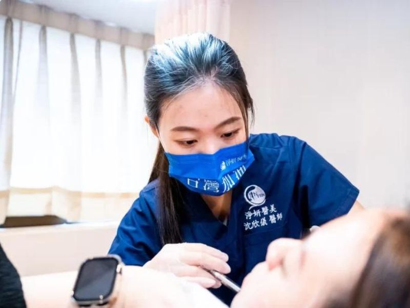 淨妍醫美沈欣儀醫師為患者注射倍克脂
