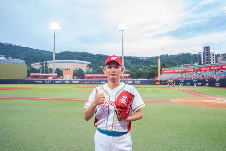 淨妍醫美味全龍、統一獅棒球賽開球