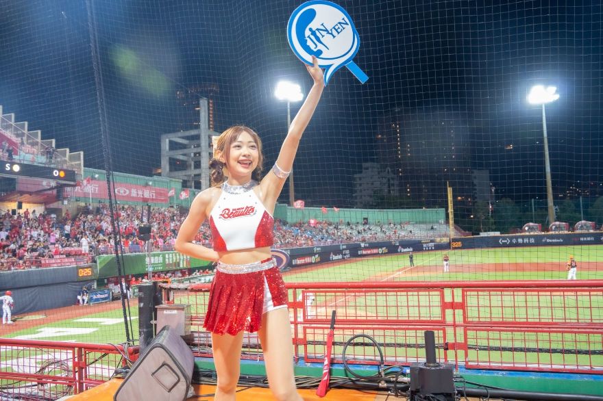 淨妍醫美味全龍、統一獅棒球賽開球