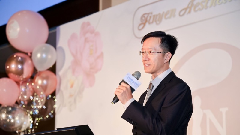 淨妍醫美診所殷紹閔醫師說明，玻尿酸與膠原增生劑的結合，能夠打造立即澎潤，卻又從根本增生膠原蛋白，改善肌膚老化、凹陷等問題。