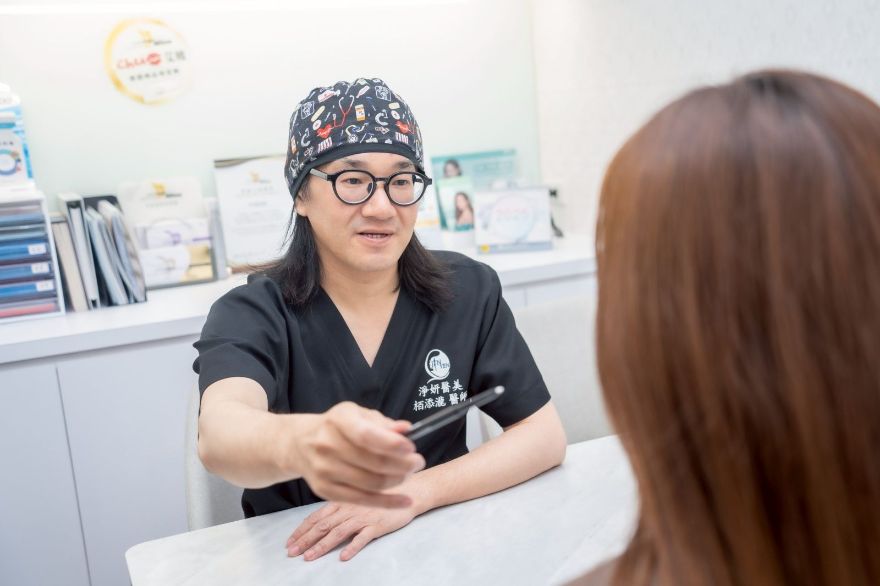 淨妍醫美診所栢添瀧醫師指出，咀嚼肌肥大除了影響外觀之外，更可能產生脖子的肌肉代償與緊繃，造成肩頸痠痛與緊張型頭痛，此狀況建議透過肉毒桿菌素改善。