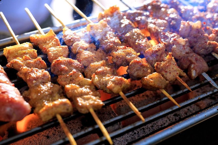 中秋佳節將至，不少人趁著節慶與親朋好友團圓烤肉，一起享用象徵著圓滿的月餅。然而月餅和烤肉屬於高熱量、高鹽分、高糖分的食品，吃多了可能造成肥胖，甚至為身體帶來負擔。
