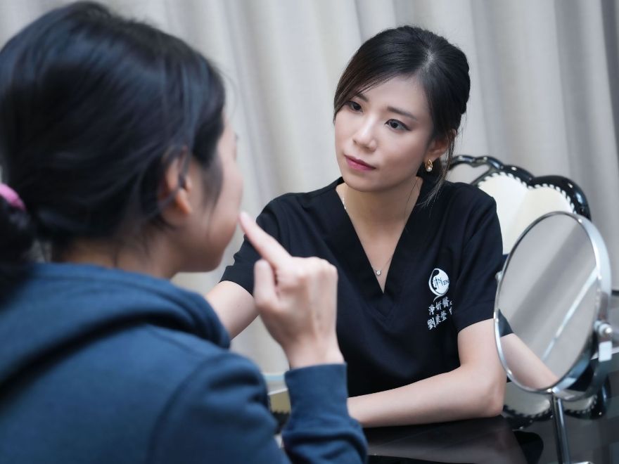淨妍醫美診所劉康瑩醫師表示，粉刺痘痘依據嚴重程度有不同處理方式，大致有使用抗痘產品、痘痘針和抗生素治療。而針對色素沉澱、痘疤和凹疤等後遺症，則可藉由雷射、膠原蛋白增生劑等治療加速色素消退與疤痕組織修復。