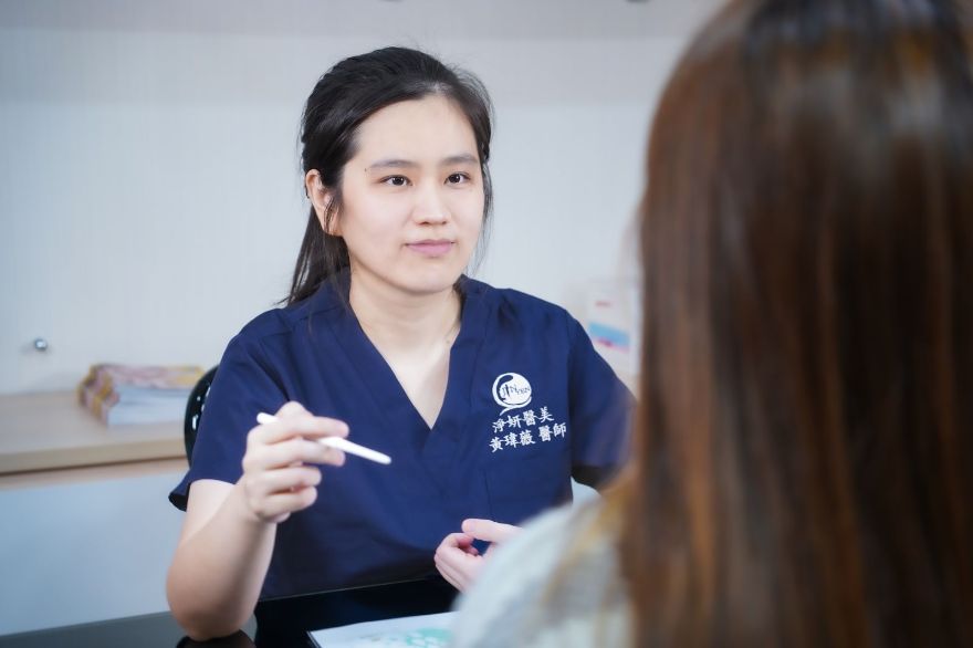 淨妍醫美診所黃瑋薇醫師指出，粉刺、痘痘可以透過中醫食補調理內在環境，搭配外在醫學美容護膚，由內而外的改善粉刺、痘痘等肌膚問題。