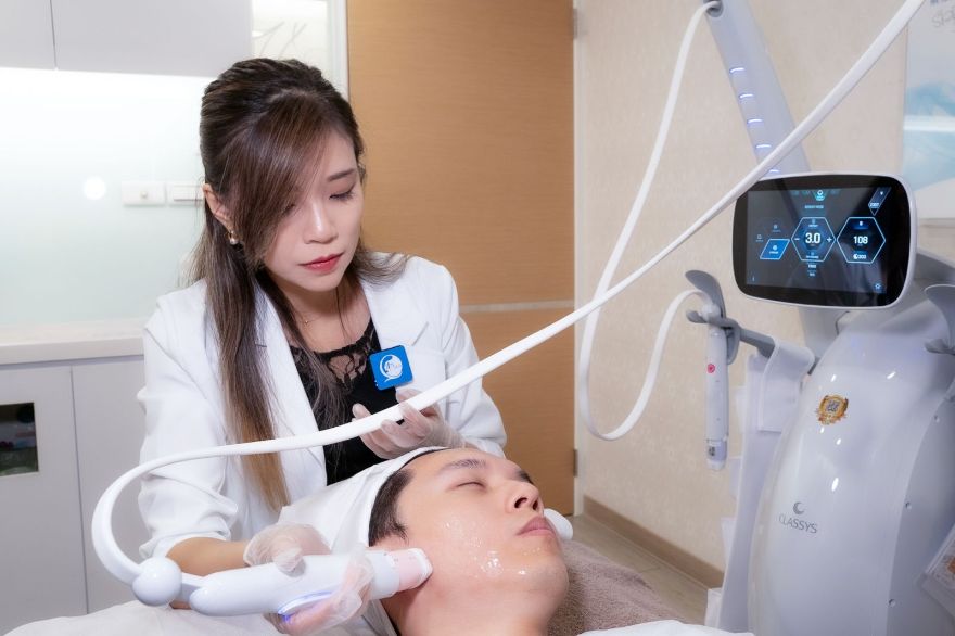 淨妍醫美診所全台首波引進海芙電波VOLNEWMER，以鍍金材質的曲面探頭搭配不間斷水冷等獨特創新技術，提供求美者更安全、舒適的保養新法。