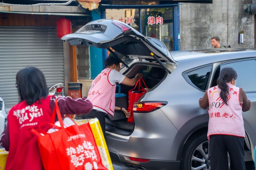 淨妍攜手老五老基金會 陪同長者購物傳遞年前溫暖