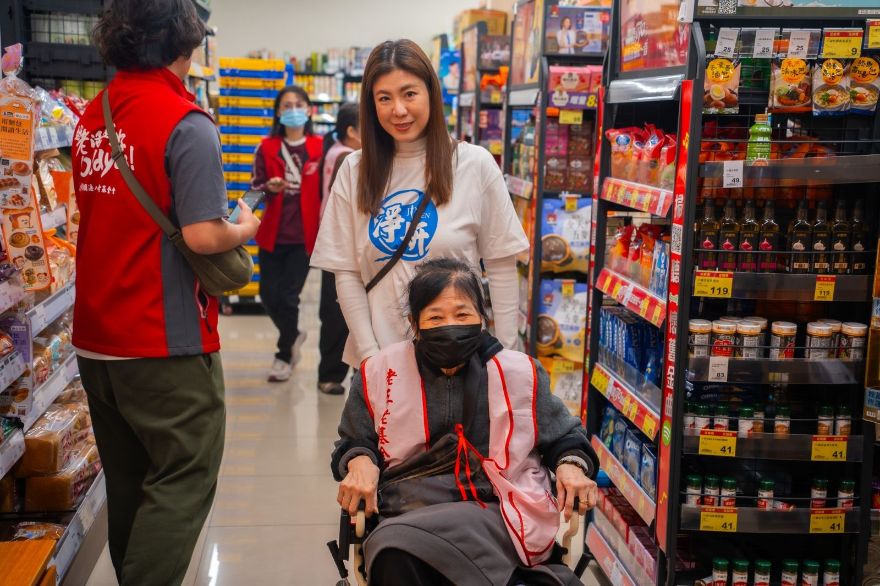 淨妍攜手老五老基金會 陪同長者購物傳遞年前溫暖