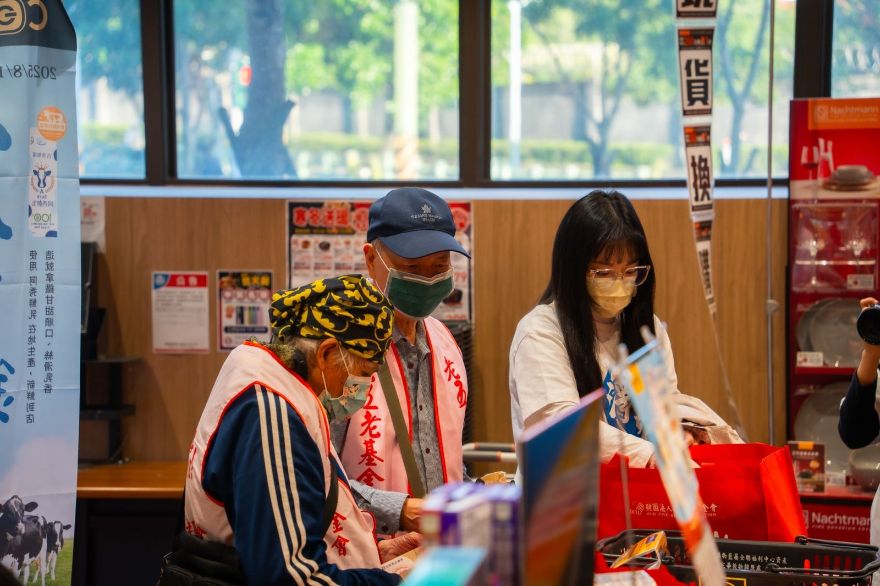 淨妍攜手老五老基金會 陪同長者購物傳遞年前溫暖
