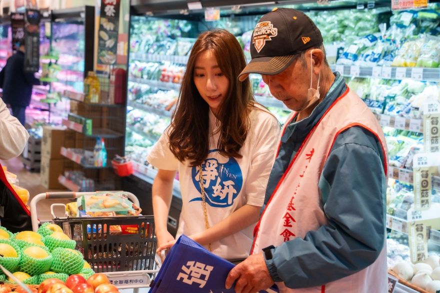 淨妍攜手老五老基金會 陪同長者購物傳遞年前溫暖