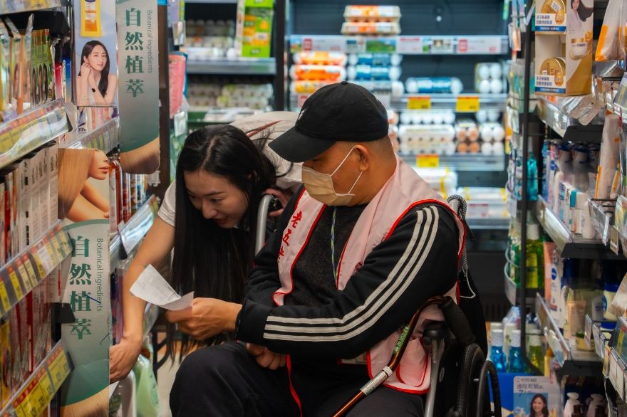 淨妍攜手老五老基金會 陪同長者購物傳遞年前溫暖