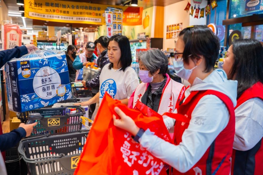 淨妍攜手老五老基金會 陪同長者購物傳遞年前溫暖