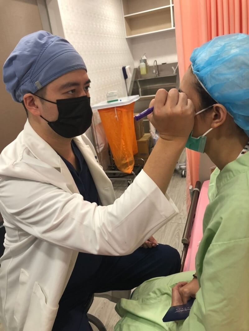 雙眼皮重修手術前，陳志軒醫師進行最後評估確認